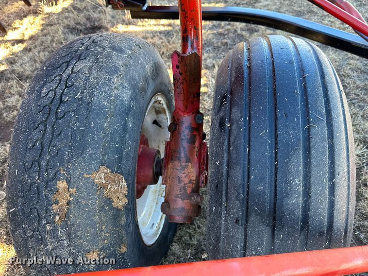 image for item DQ1577 International 7100  grain drill