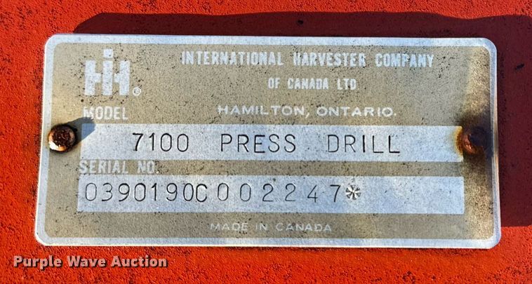image for item DQ1577 International 7100  grain drill
