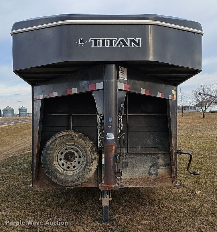 image for item DQ8563 2011 Titan BR8382  livestock trailer