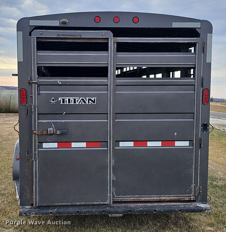 image for item DQ8563 2011 Titan BR8382  livestock trailer