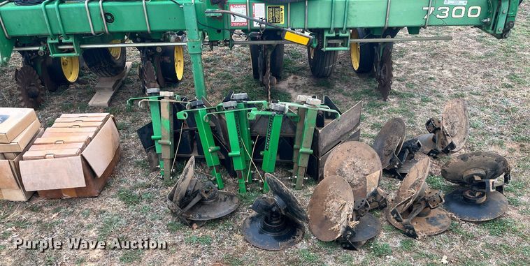 image for item EI0558 John Deere 7300 MaxEmerge 2  planter