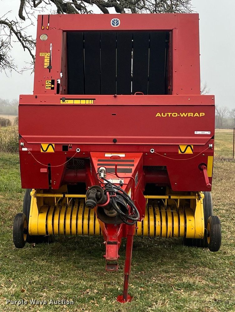 image for item EI0559 2001 New Holland 658  round baler