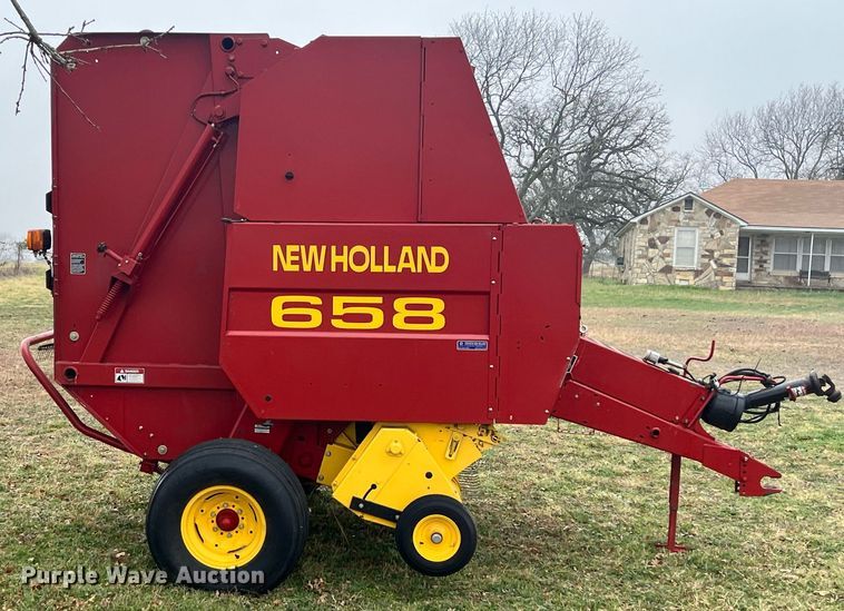 image for item EI0559 2001 New Holland 658  round baler
