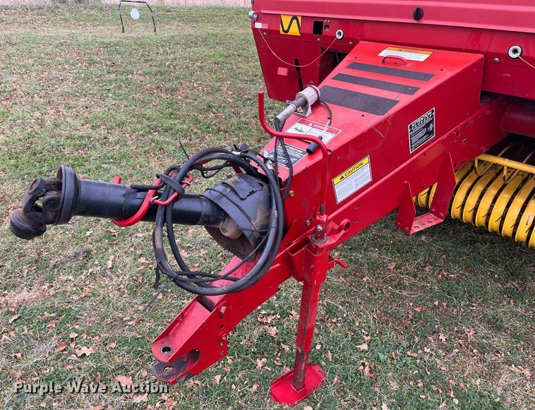 image for item EI0559 2001 New Holland 658  round baler