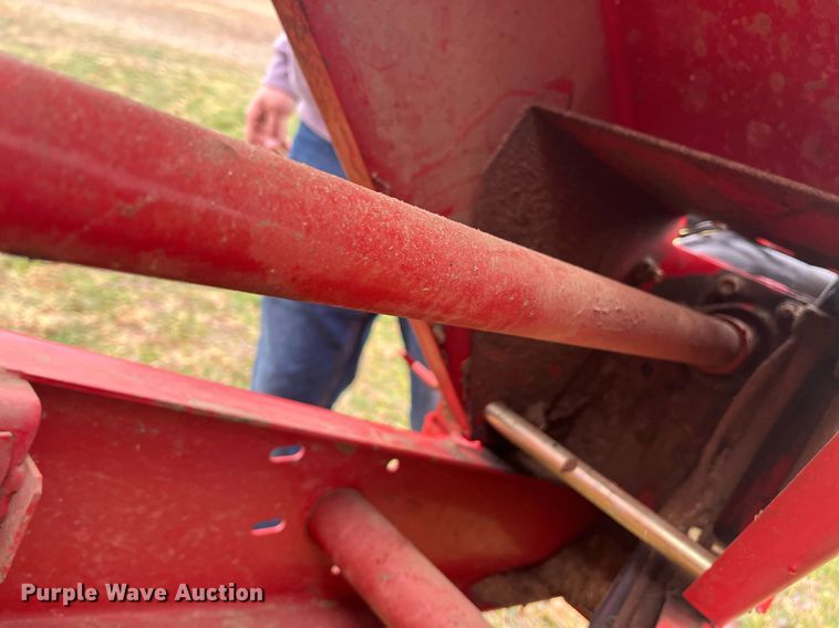 image for item EI0559 2001 New Holland 658  round baler