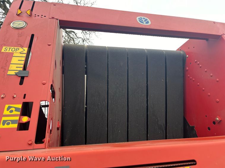 image for item EI0559 2001 New Holland 658  round baler