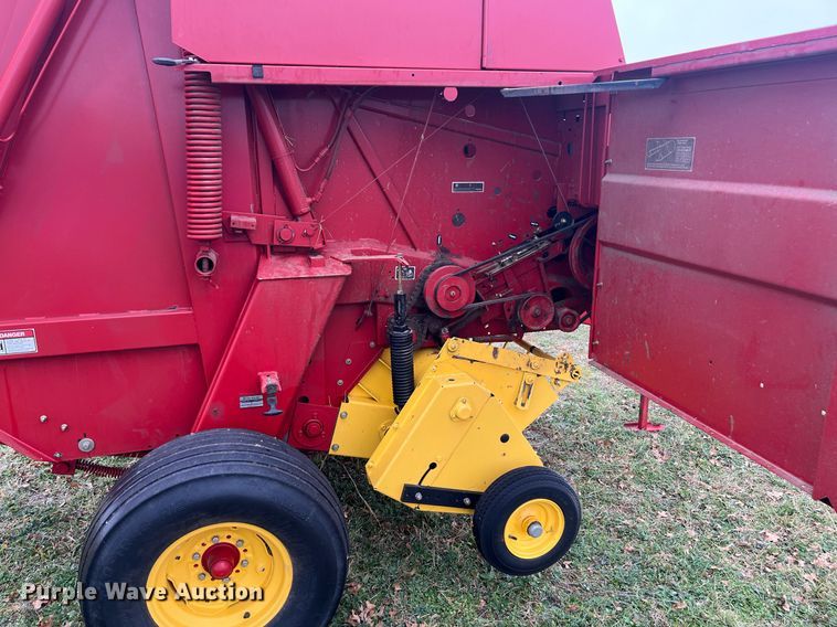 image for item EI0559 2001 New Holland 658  round baler