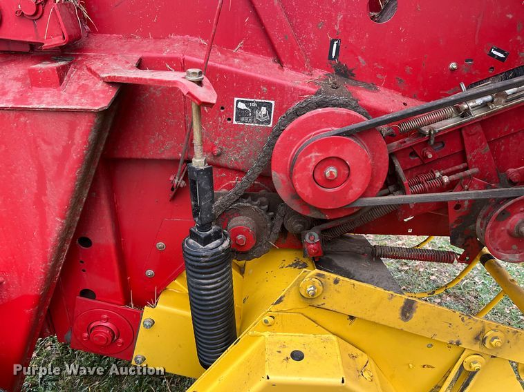 image for item EI0559 2001 New Holland 658  round baler