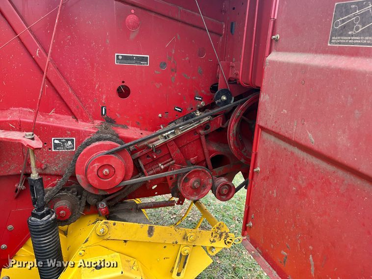 image for item EI0559 2001 New Holland 658  round baler