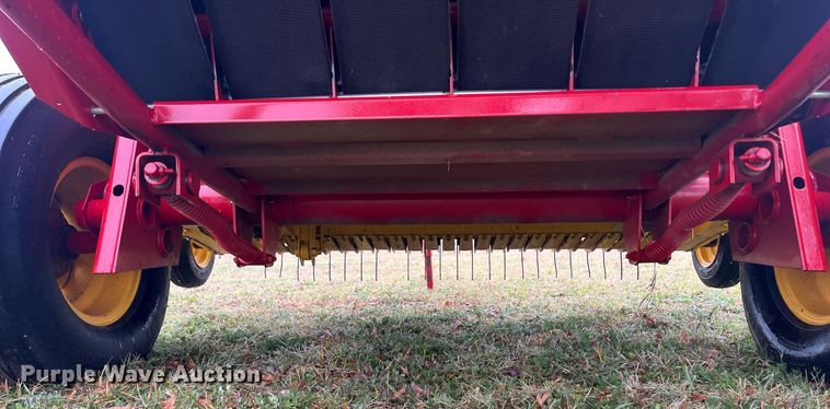 image for item EI0559 2001 New Holland 658  round baler