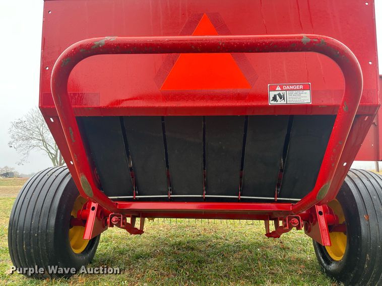 image for item EI0559 2001 New Holland 658  round baler