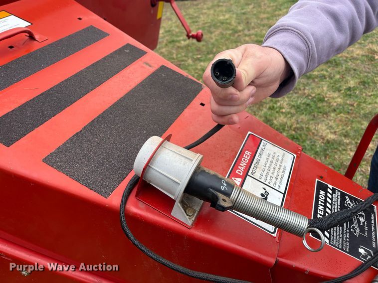 image for item EI0559 2001 New Holland 658  round baler