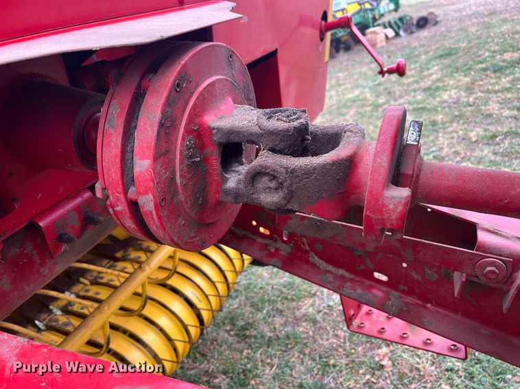 image for item EI0559 2001 New Holland 658  round baler