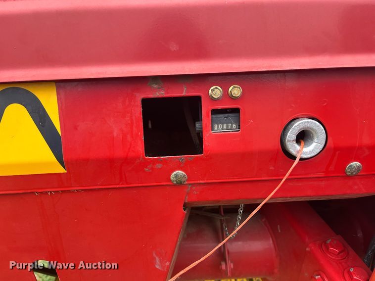 image for item EI0559 2001 New Holland 658  round baler