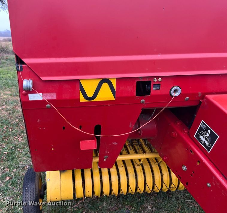 image for item EI0559 2001 New Holland 658  round baler