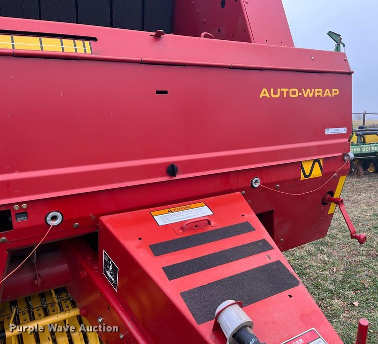 image for item EI0559 2001 New Holland 658  round baler