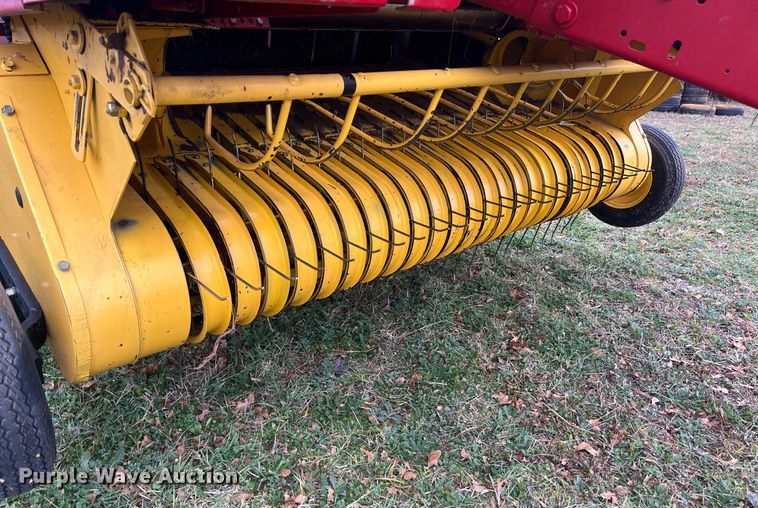 image for item EI0559 2001 New Holland 658  round baler