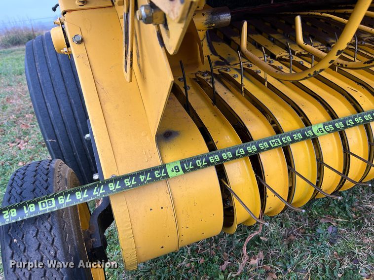 image for item EI0559 2001 New Holland 658  round baler