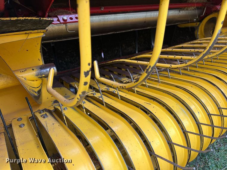 image for item EI0559 2001 New Holland 658  round baler