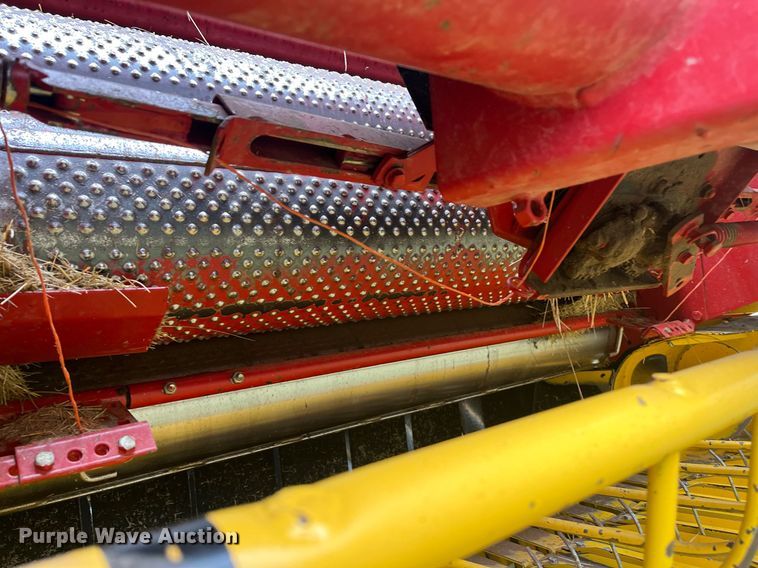 image for item EI0559 2001 New Holland 658  round baler