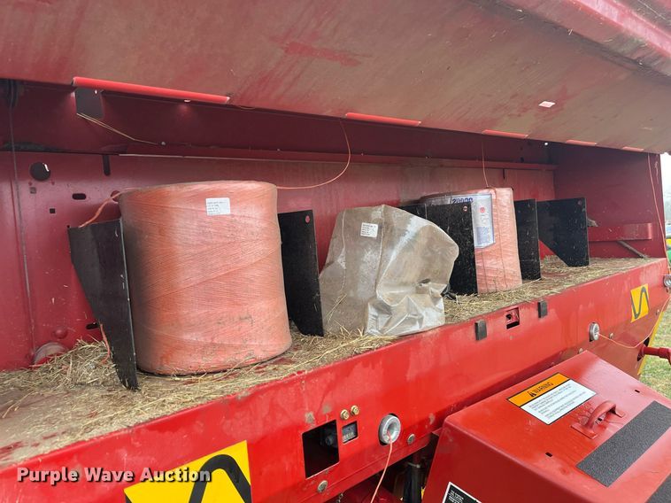 image for item EI0559 2001 New Holland 658  round baler