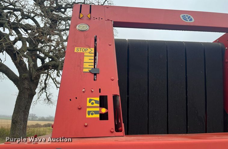 image for item EI0559 2001 New Holland 658  round baler