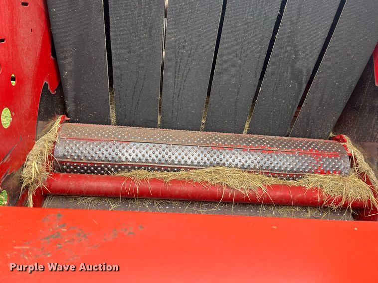 image for item EI0559 2001 New Holland 658  round baler