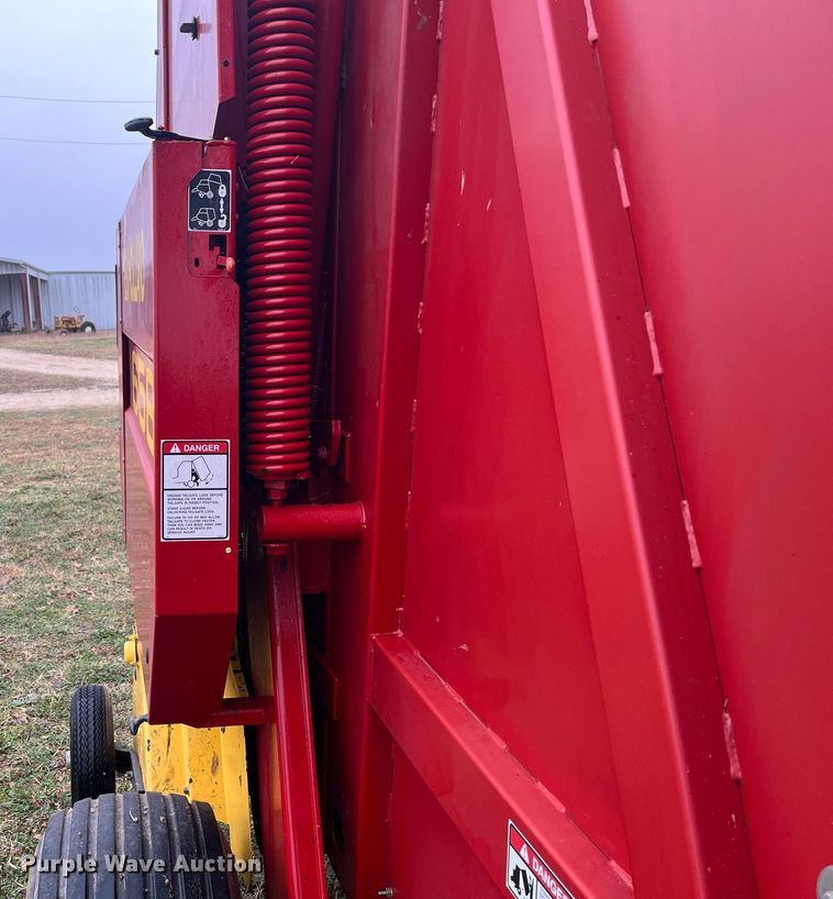 image for item EI0559 2001 New Holland 658  round baler