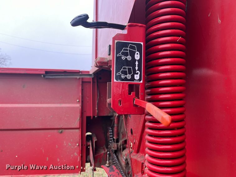 image for item EI0559 2001 New Holland 658  round baler