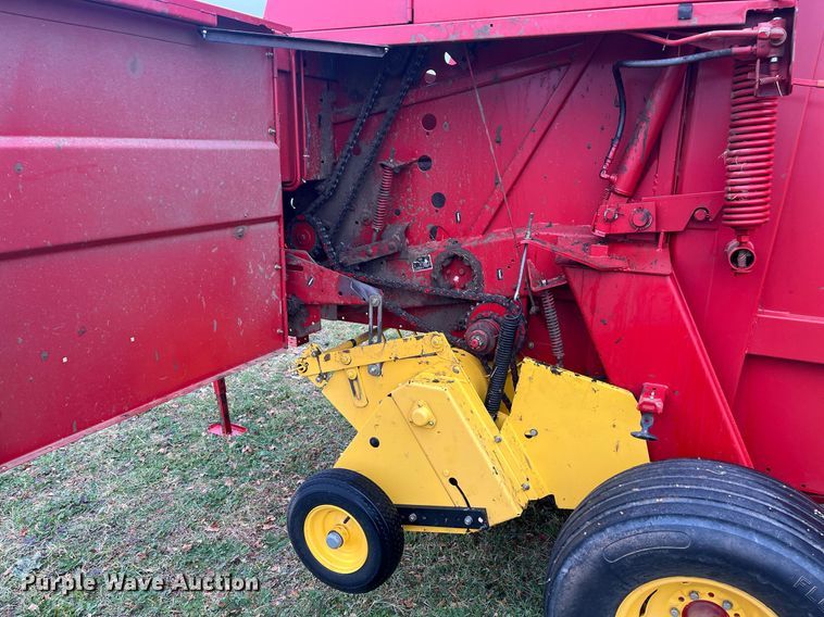 image for item EI0559 2001 New Holland 658  round baler