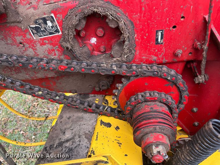 image for item EI0559 2001 New Holland 658  round baler