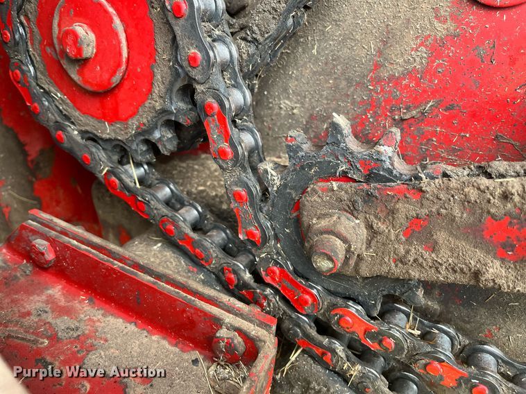 image for item EI0559 2001 New Holland 658  round baler