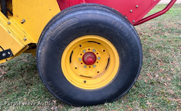 image for item EI0559 2001 New Holland 658  round baler