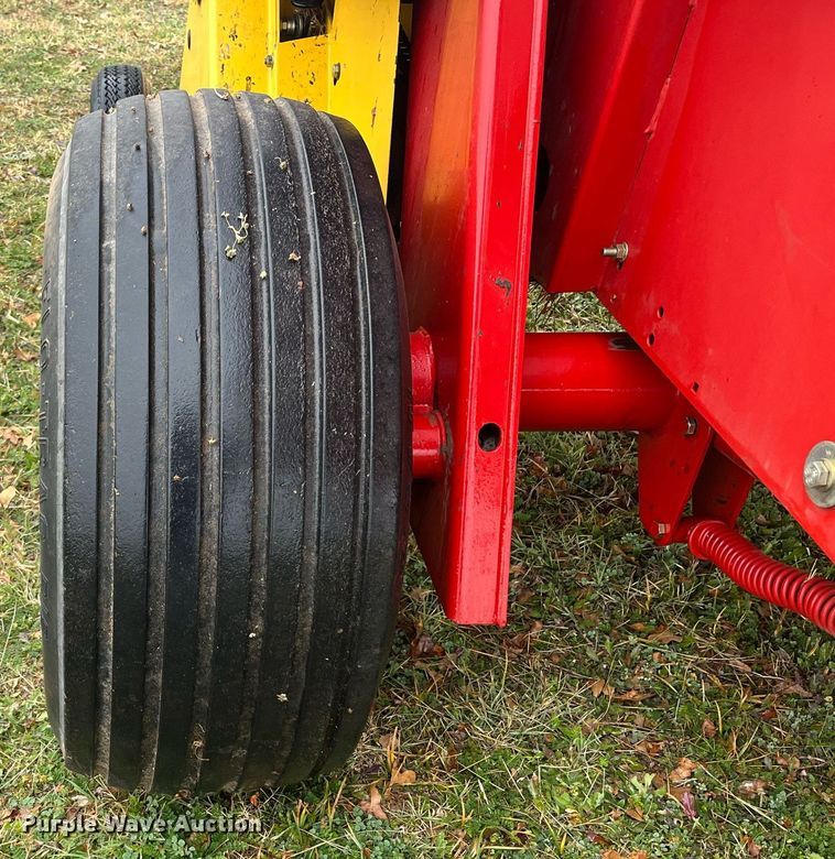 image for item EI0559 2001 New Holland 658  round baler