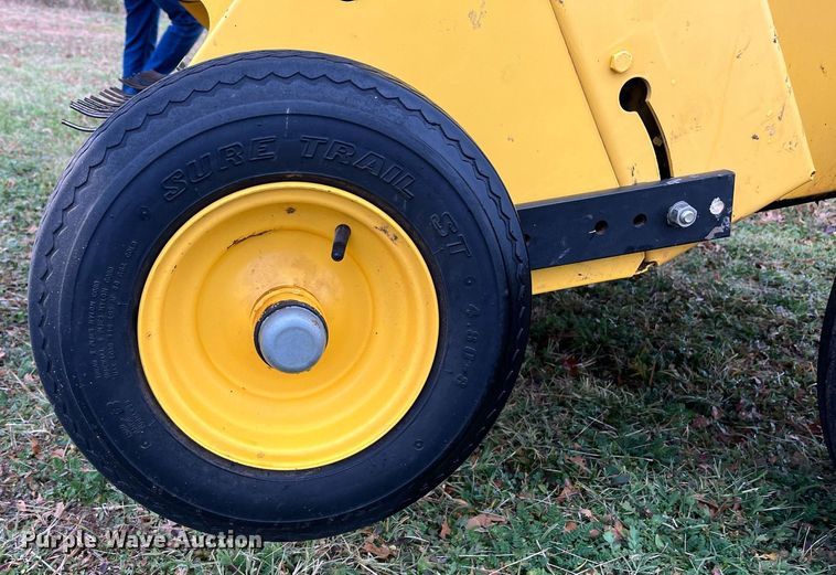 image for item EI0559 2001 New Holland 658  round baler