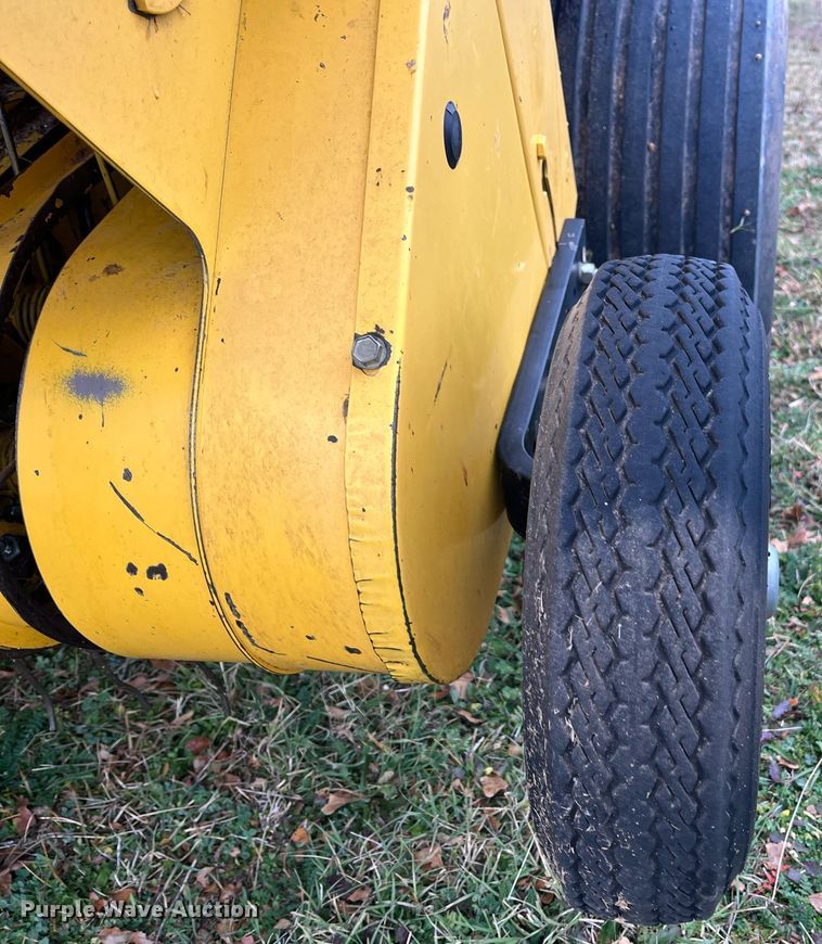 image for item EI0559 2001 New Holland 658  round baler