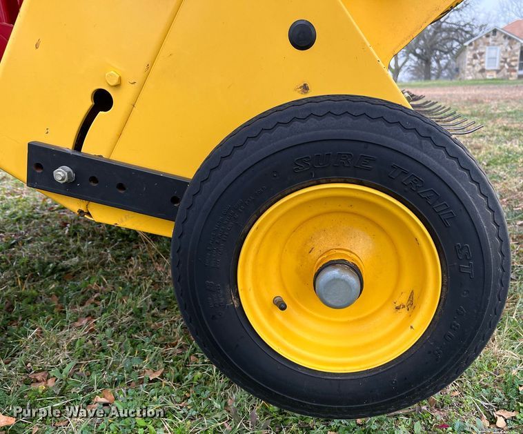 image for item EI0559 2001 New Holland 658  round baler