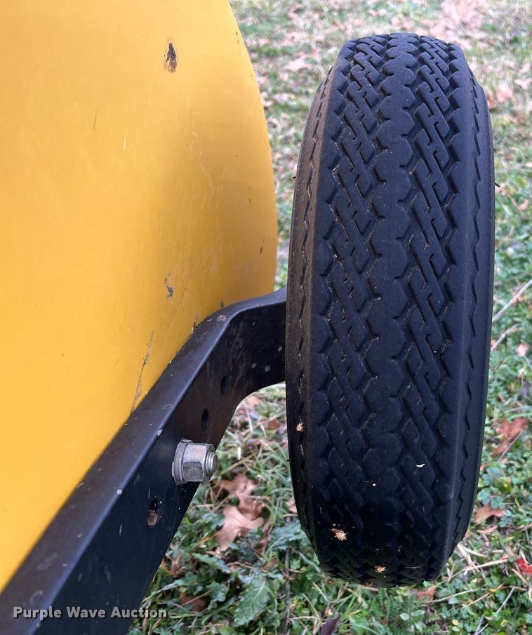 image for item EI0559 2001 New Holland 658  round baler