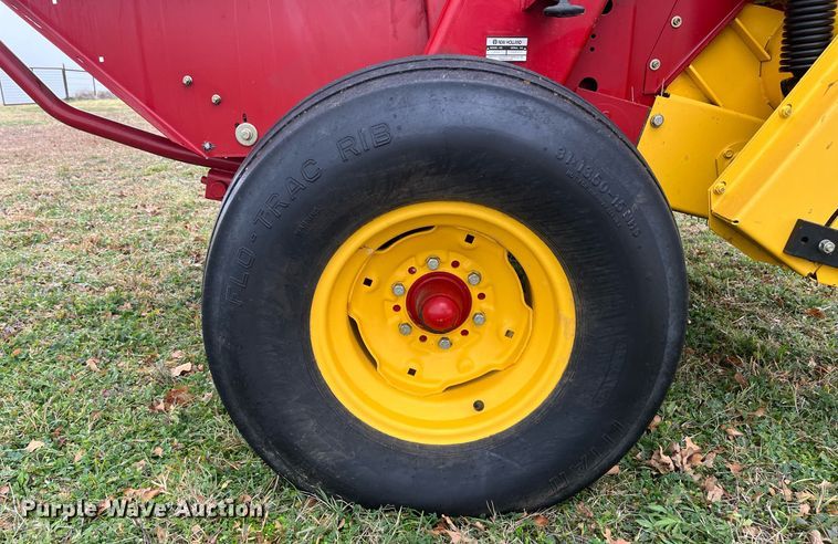 image for item EI0559 2001 New Holland 658  round baler