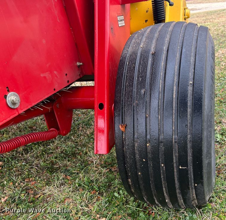 image for item EI0559 2001 New Holland 658  round baler