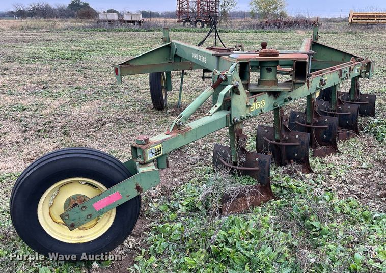 image for item EI0567 John Deere 965  five bottom plow