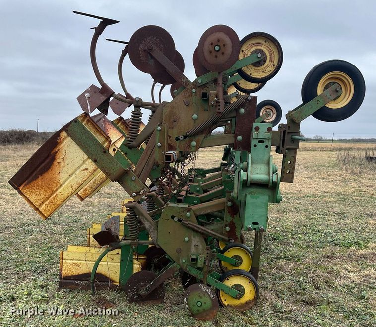 image for item EI0571 John Deere 885  row crop cultivator