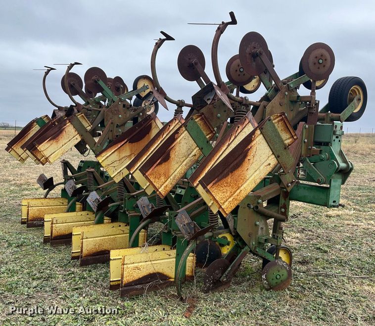 image for item EI0571 John Deere 885  row crop cultivator