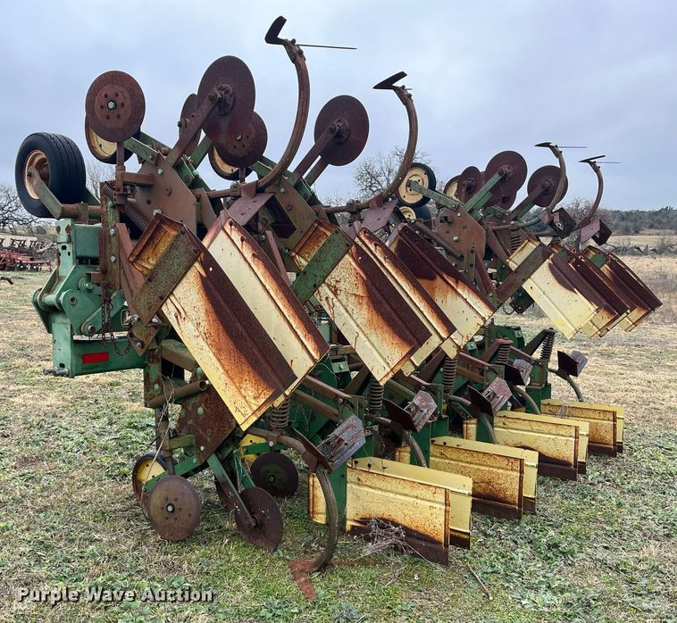 image for item EI0571 John Deere 885  row crop cultivator