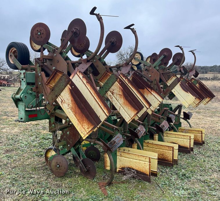 image for item EI0571 John Deere 885  row crop cultivator