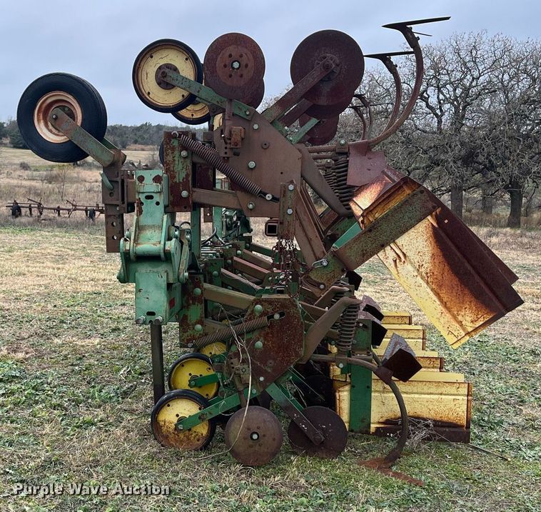 image for item EI0571 John Deere 885  row crop cultivator