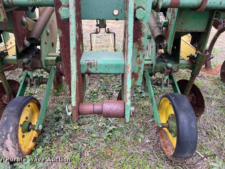 image for item EI0571 John Deere 885  row crop cultivator