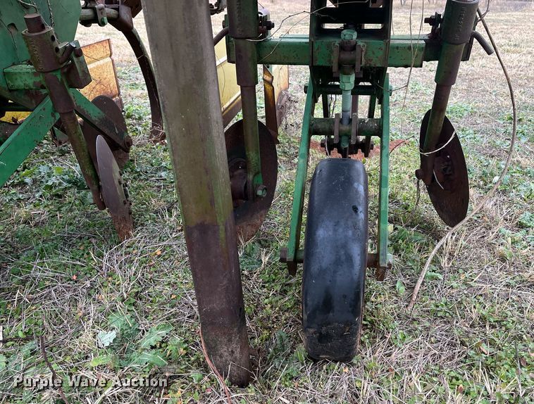image for item EI0571 John Deere 885  row crop cultivator