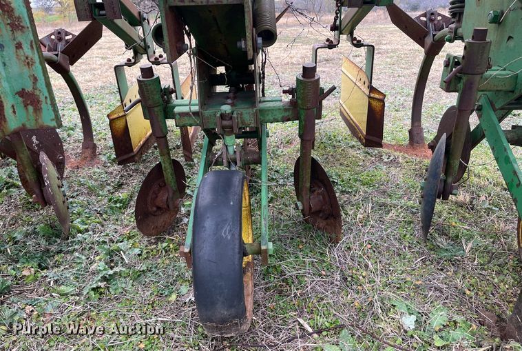image for item EI0571 John Deere 885  row crop cultivator