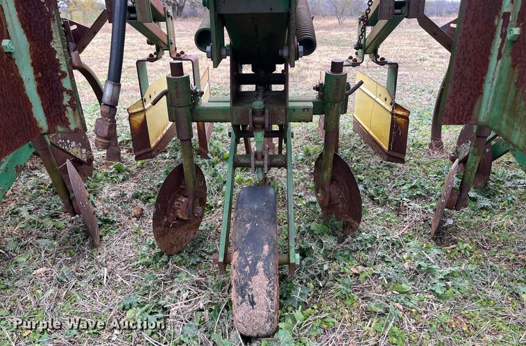 image for item EI0571 John Deere 885  row crop cultivator